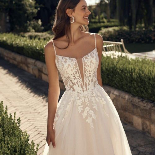 close-up-front-of-wedding-dress-moyra-by-modeca
